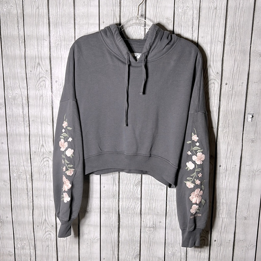 Hollister gray floral embroidered cropped hoodie size Medium